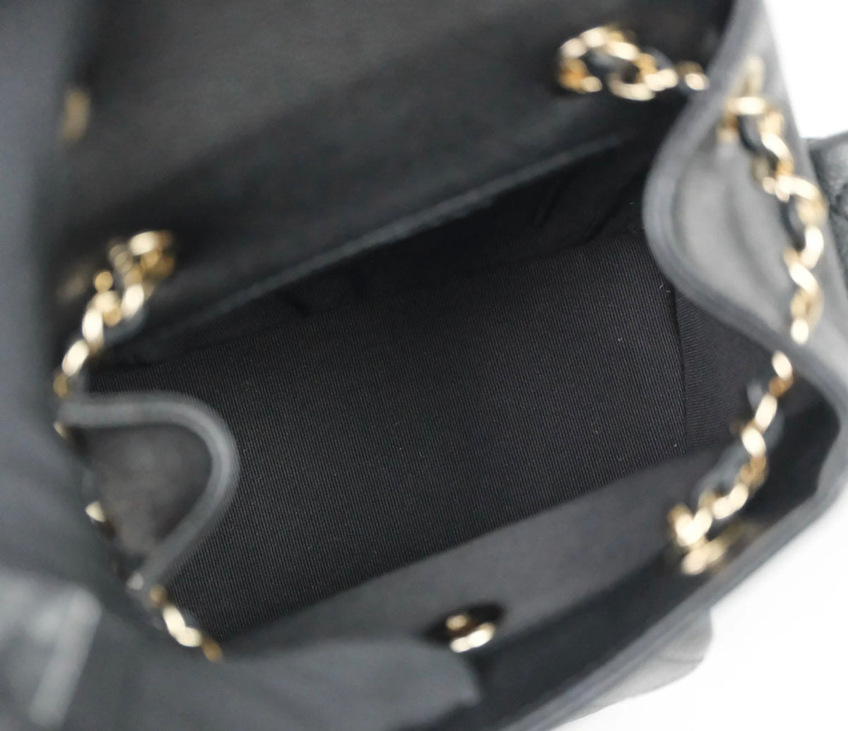 Chanel small duma backpack caviar con plásticos