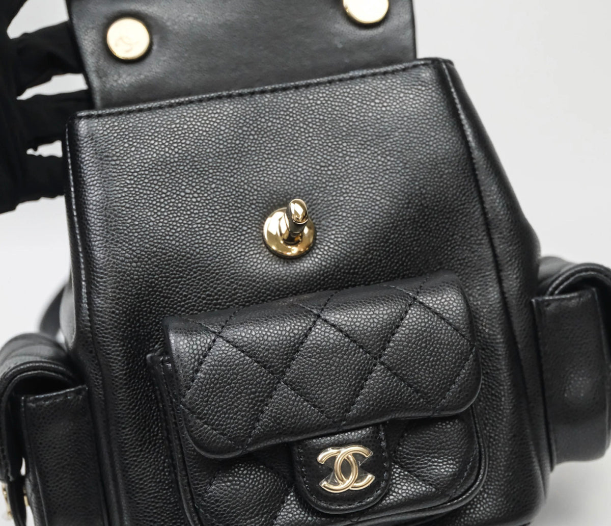 Chanel small duma backpack caviar con plásticos
