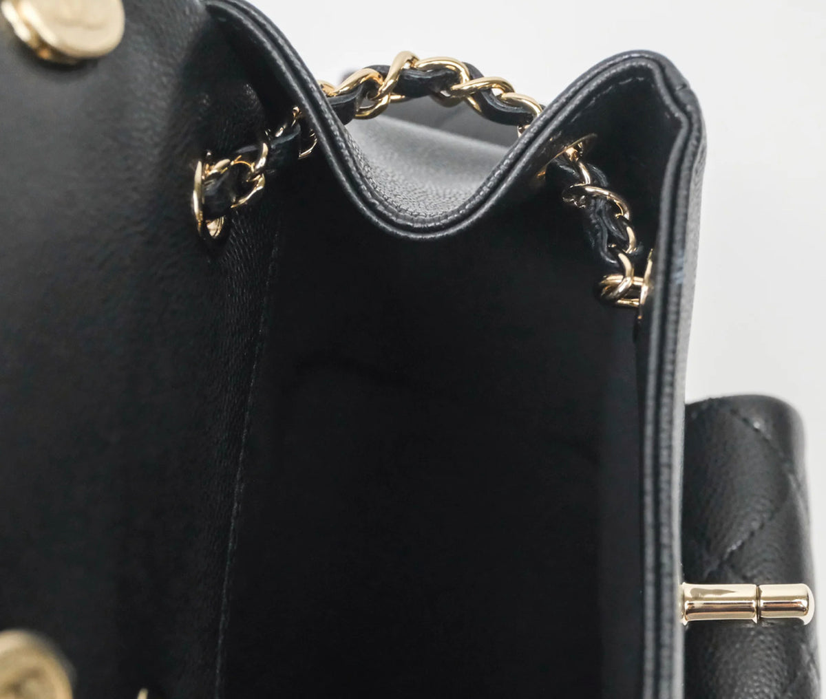 Chanel small duma backpack caviar con plásticos